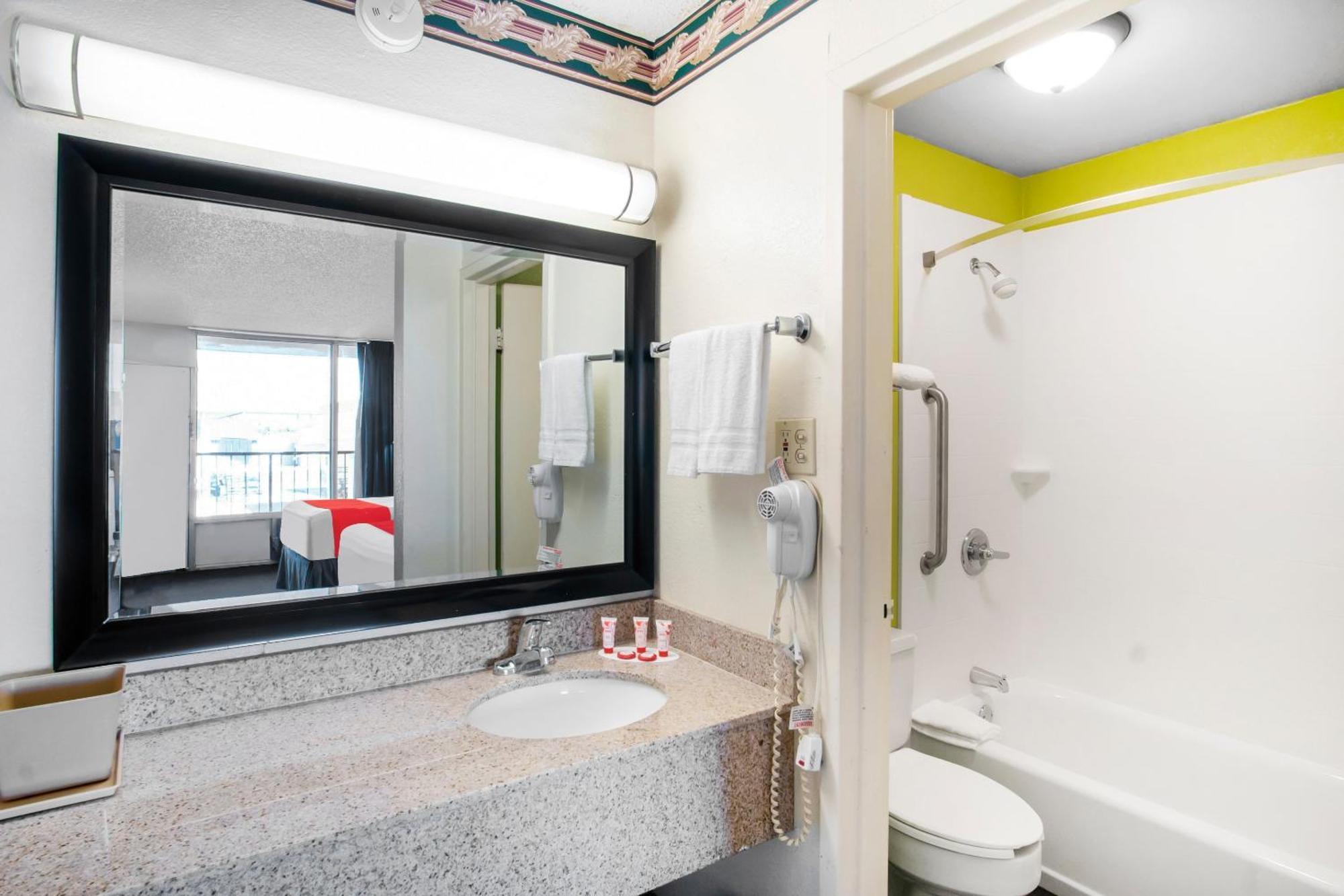 Oyo South I-35 And Se 29th Hotel *